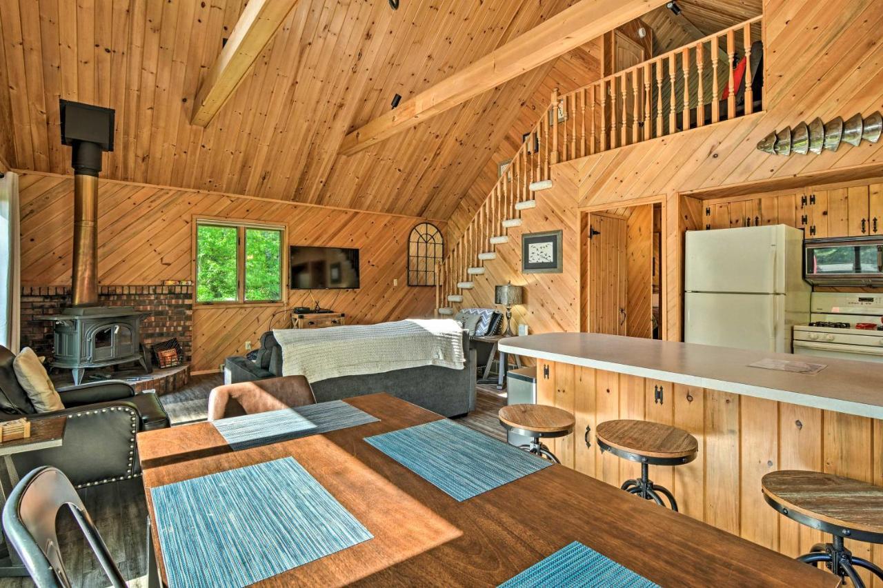 Riverfront Traverse City Cabin Fish, Kayak And Tube Exterior photo
