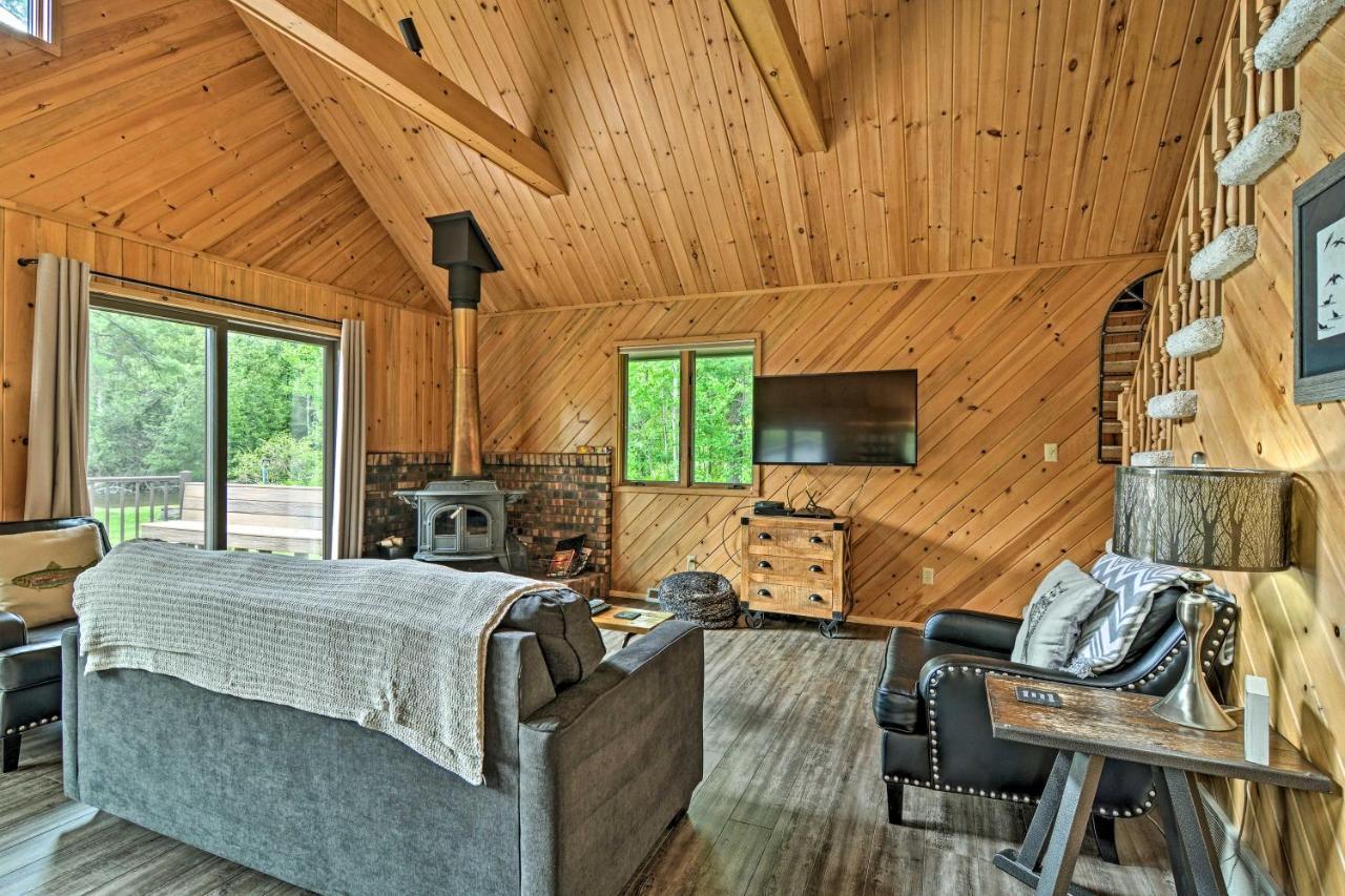 Riverfront Traverse City Cabin Fish, Kayak And Tube Exterior photo