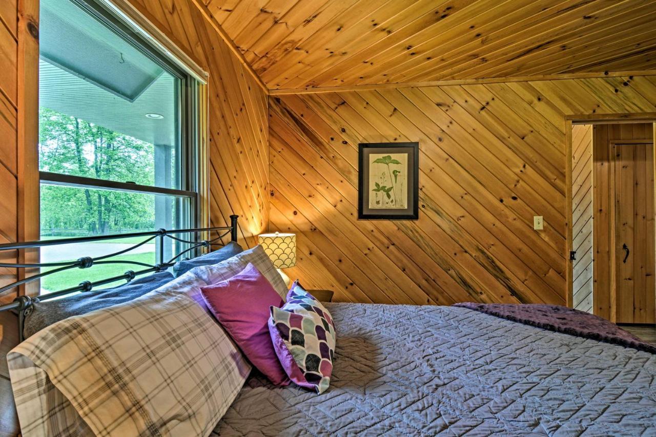 Riverfront Traverse City Cabin Fish, Kayak And Tube Exterior photo