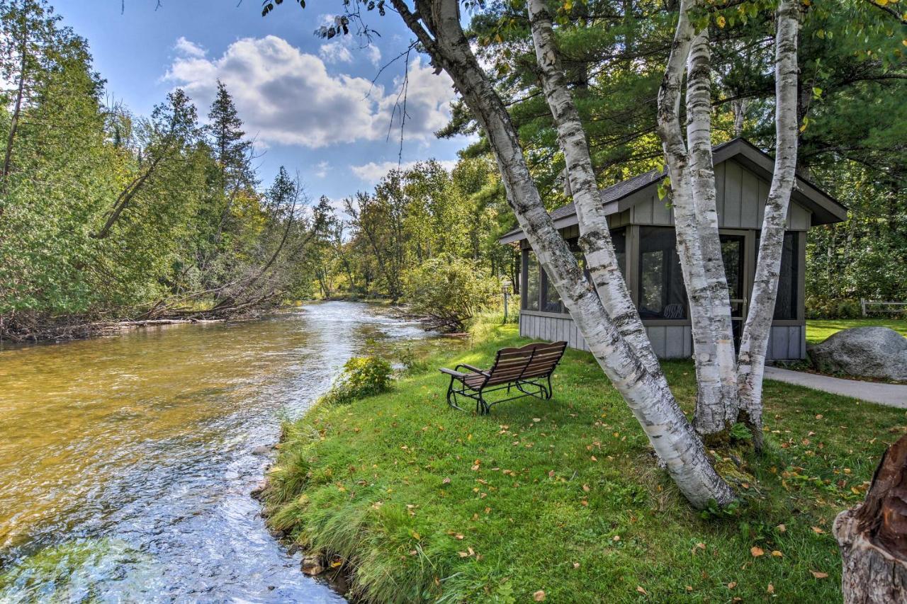 Riverfront Traverse City Cabin Fish, Kayak And Tube Exterior photo