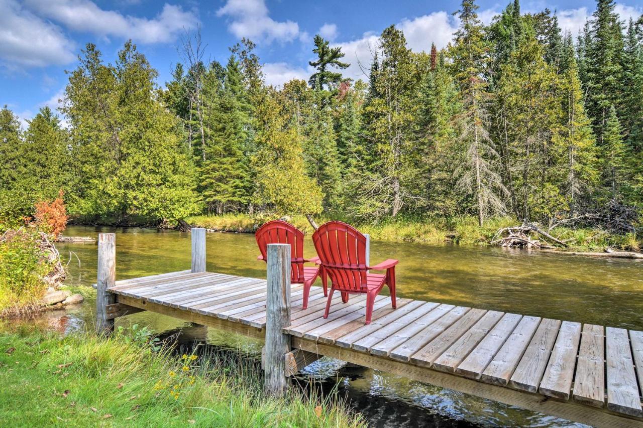 Riverfront Traverse City Cabin Fish, Kayak And Tube Exterior photo