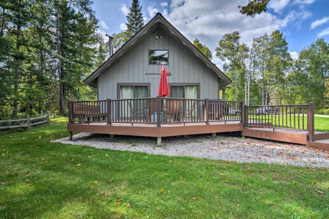 Riverfront Traverse City Cabin Fish, Kayak And Tube Exterior photo